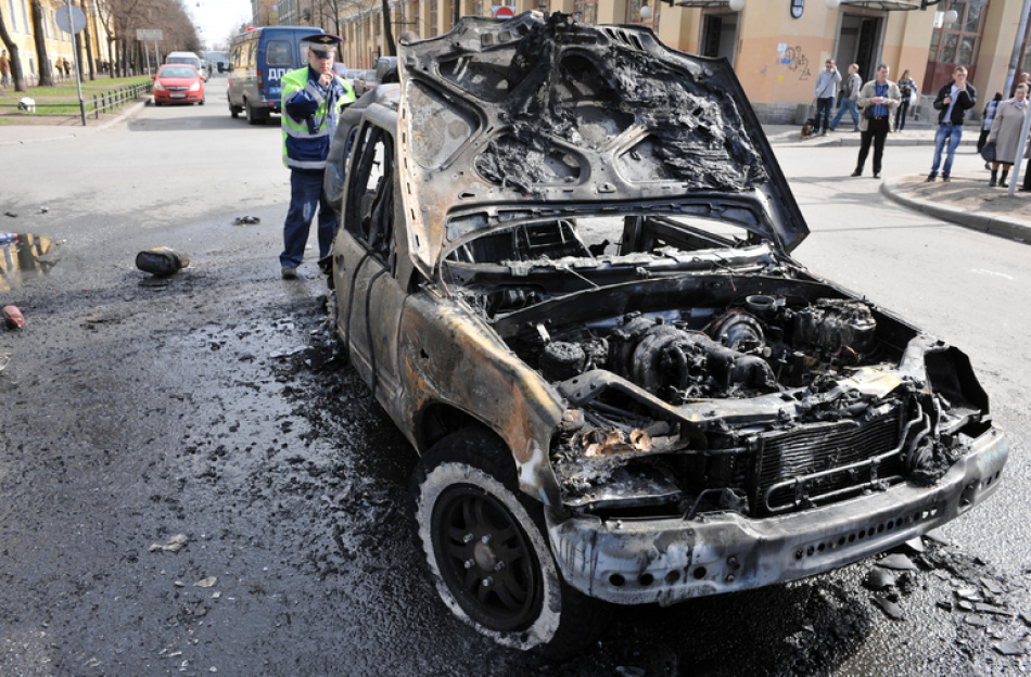 В Красногвардейском районе спасатели потушили загоревшийся на Индустриальном проспекте легковой автомобиль